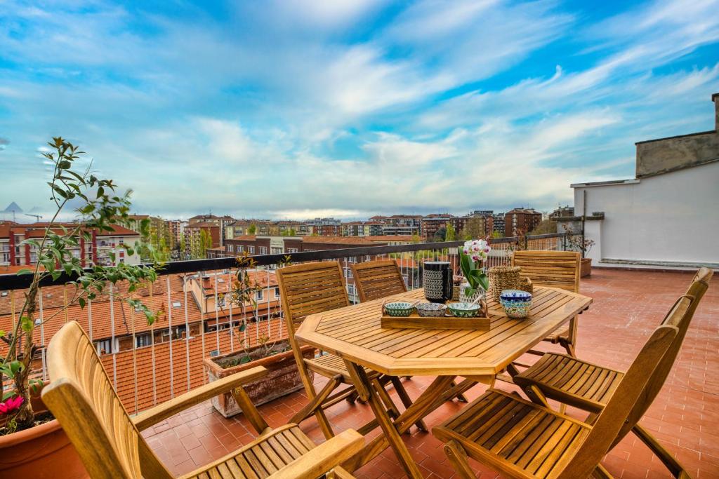 Top-floor penthouse with panoramic terrace - 20 minutes from San Siro & Duomo - 1