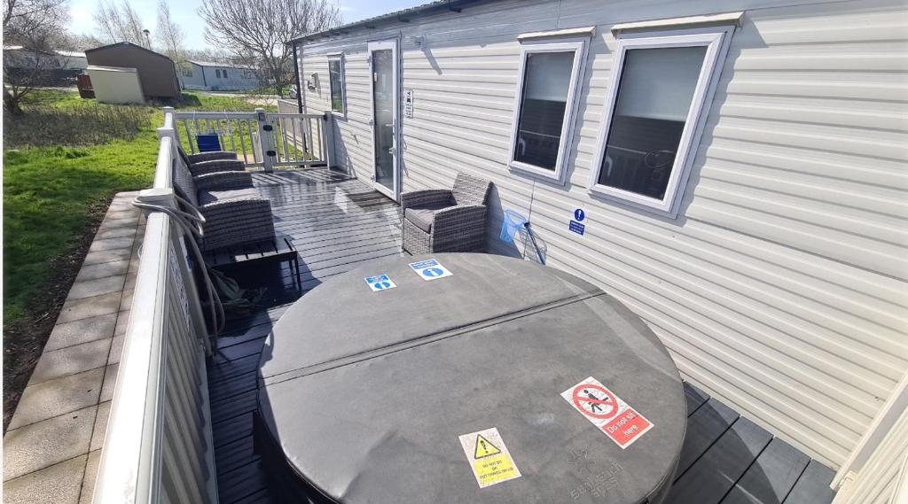 Luxury 8 Berth Caravan with Hot Tub, Tattershall Lakes photo 8