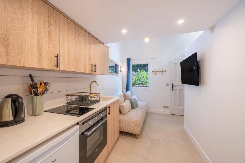 Studio in a residence with pool - Saint-Tropez キッチン