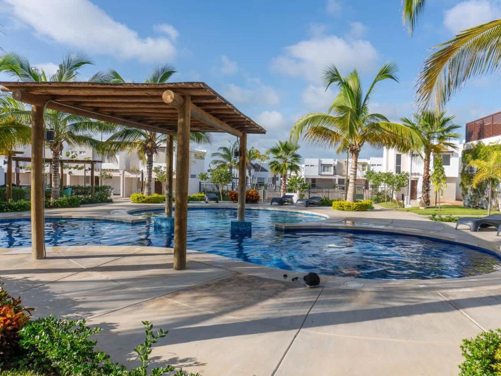 Home with Pool 3 Minutes away from the beach - 2