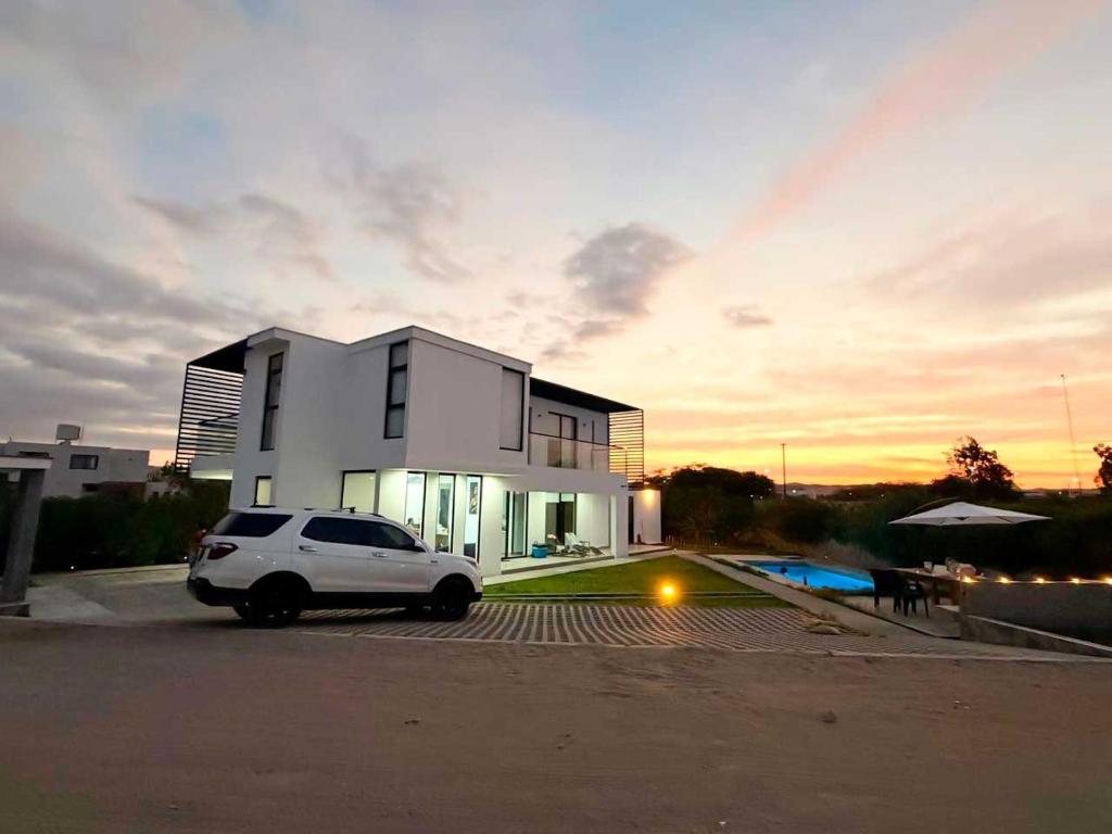 Casa de Campo con Piscina y Terraza Cerca de Huacachina Condominio Privado en Ica - 1