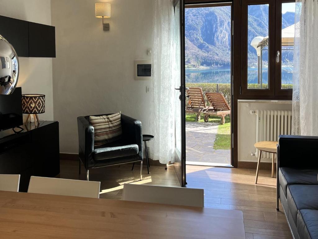 Panoramic Lakefront Apartment for 5 - 3