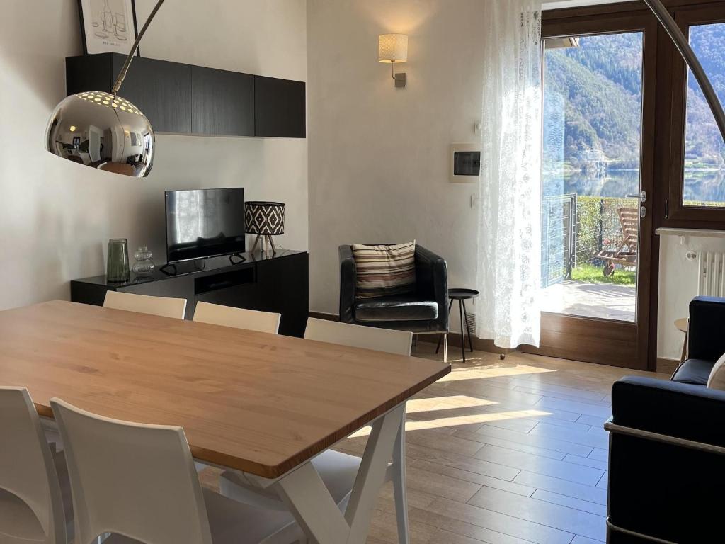 Panoramic Lakefront Apartment for 5 - 4