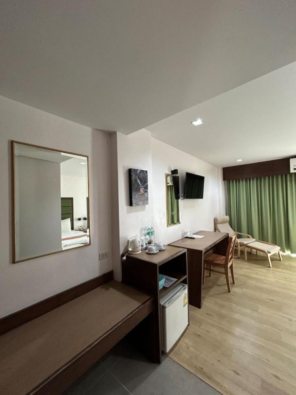Shared lounge/TV area