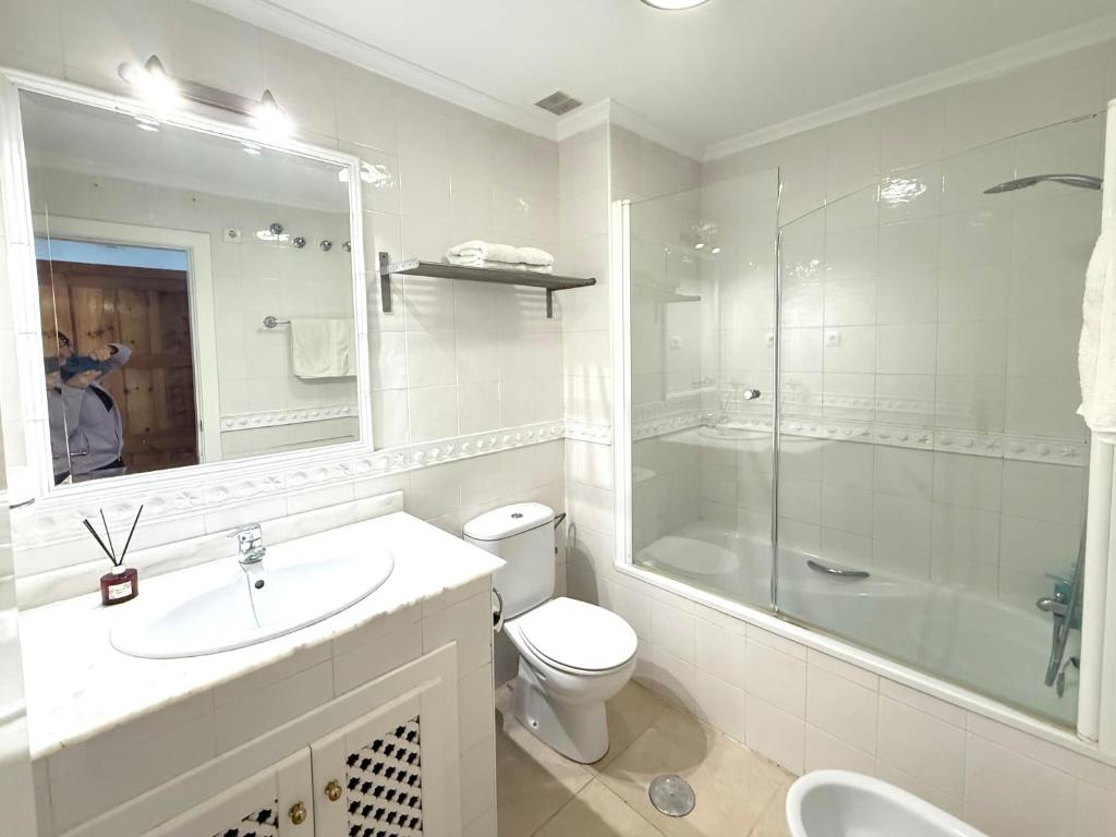 Costa Blanca Beach Apartment with Sunny Balcony & Pool - 5