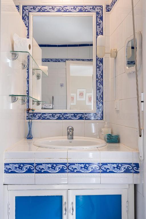 Cozy Retreat with Patio Steps from Alcázar - 4