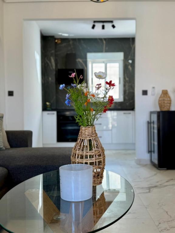 Sunny-Terrace Apartment in Los Altos - 4