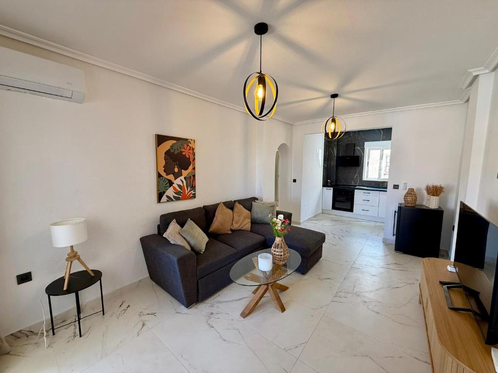 Sunny-Terrace Apartment in Los Altos - 3