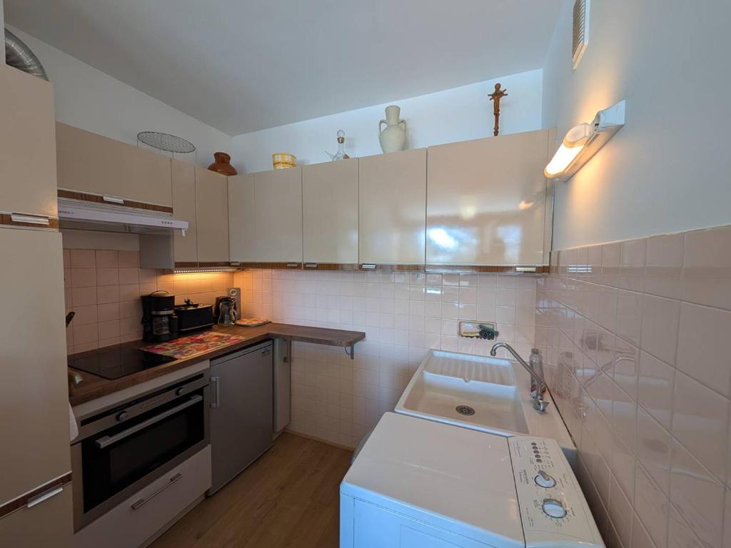 Appartement T2 avec balcon sud et parking privé - FR-1-593-9 - 4
