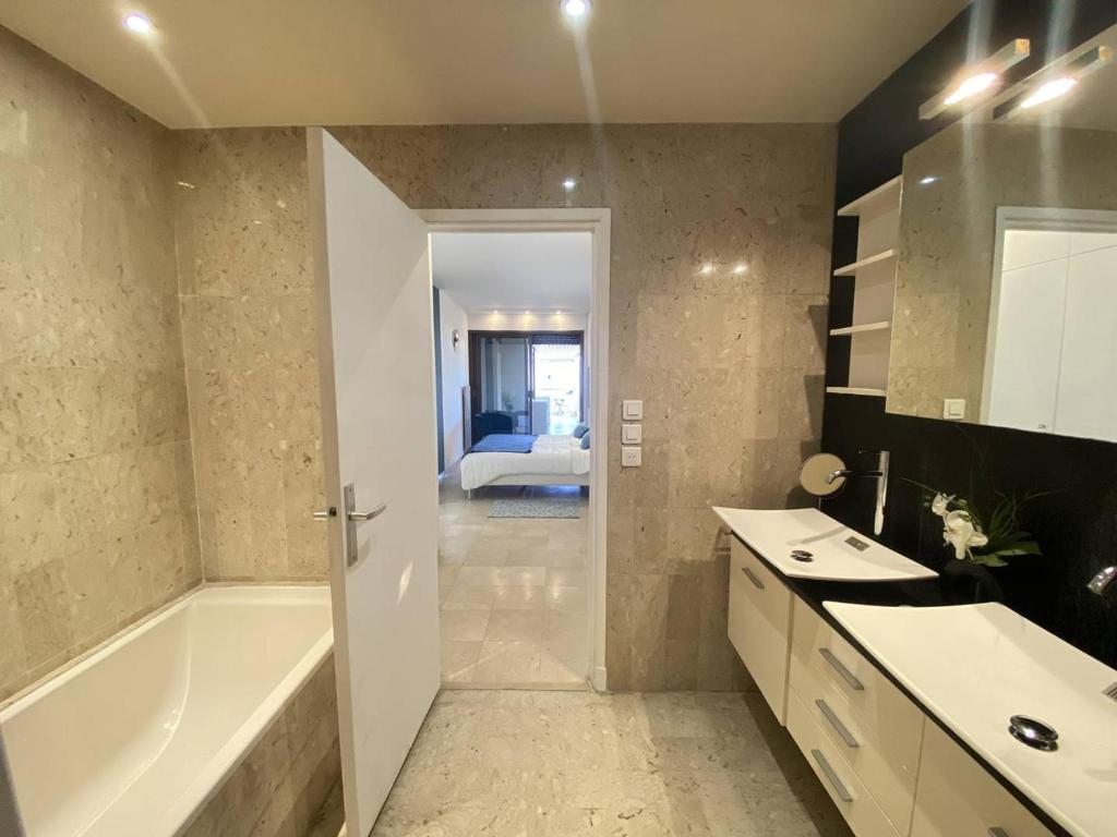 Cannes Croisette - Appartement 3 Pièces Résidence GRAY D'ALBION - 3