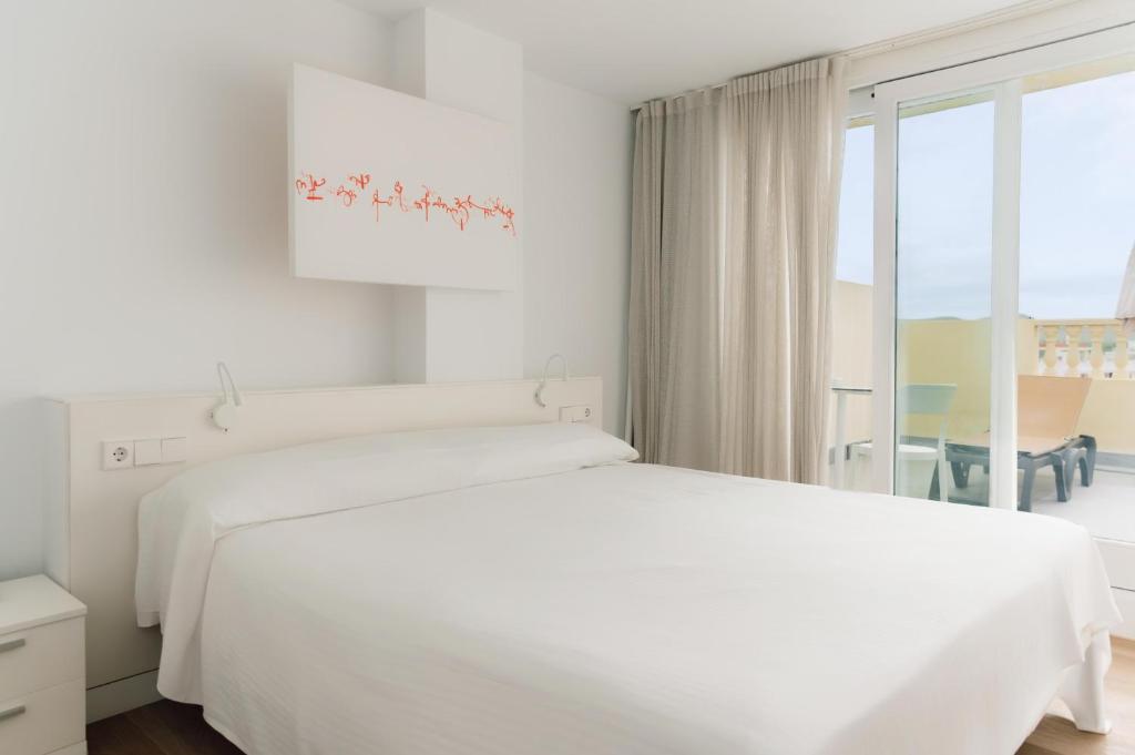 BLUESEA Paraiso Beach - Adults Only — Hotel rooms in Es Canar, Balearic Islands