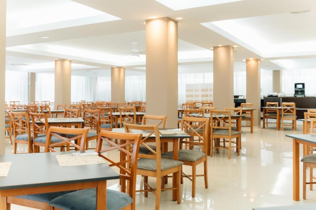 BLUESEA Salina Ex MD Atlantic — Restaurant & bars in Es Canar, Balearic Islands