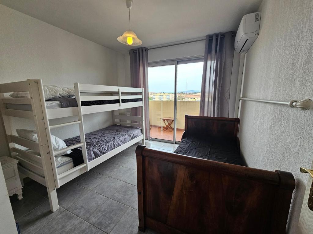 Fréjus, 10min à pieds des plages, appartement T3, 5 pers, entièrement climatisé avec parking privé - 2