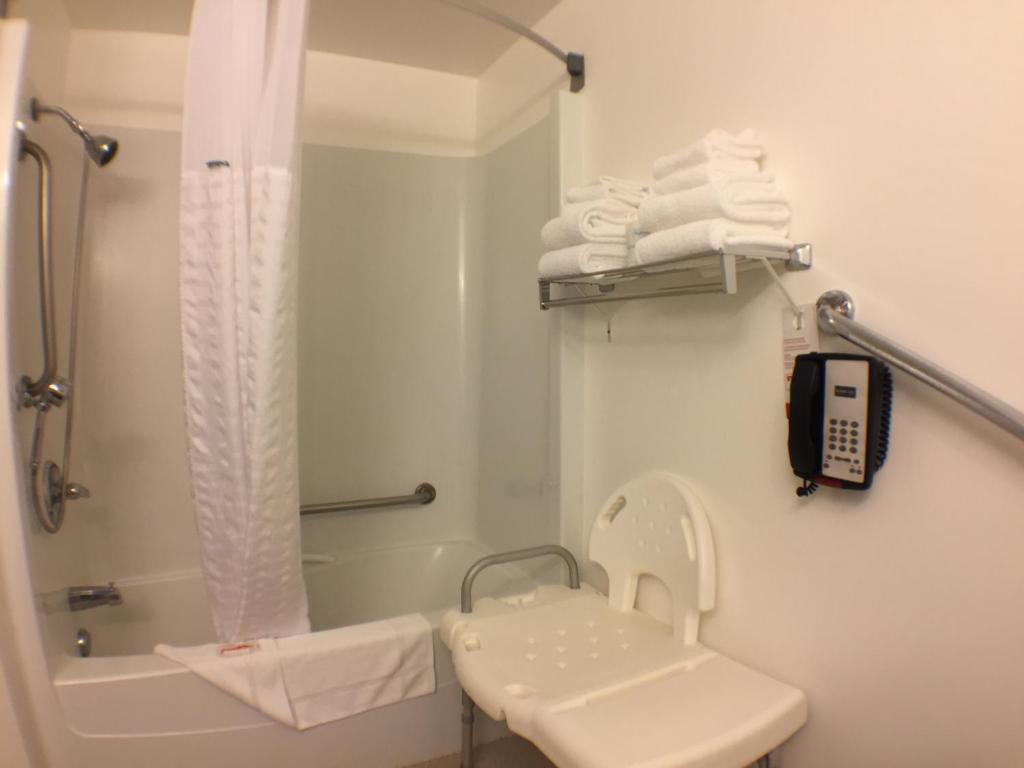 Super 8 By Wyndham Kenora photo