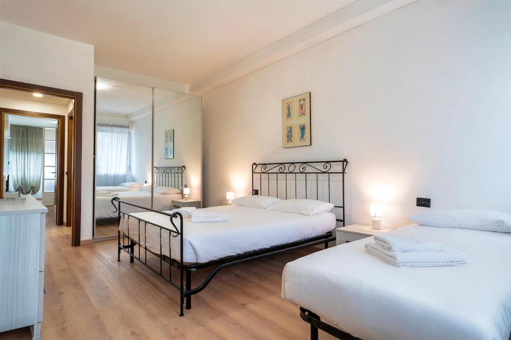 2 min Metro - Sleeps 7 - 2 BR - 2 baths - 3