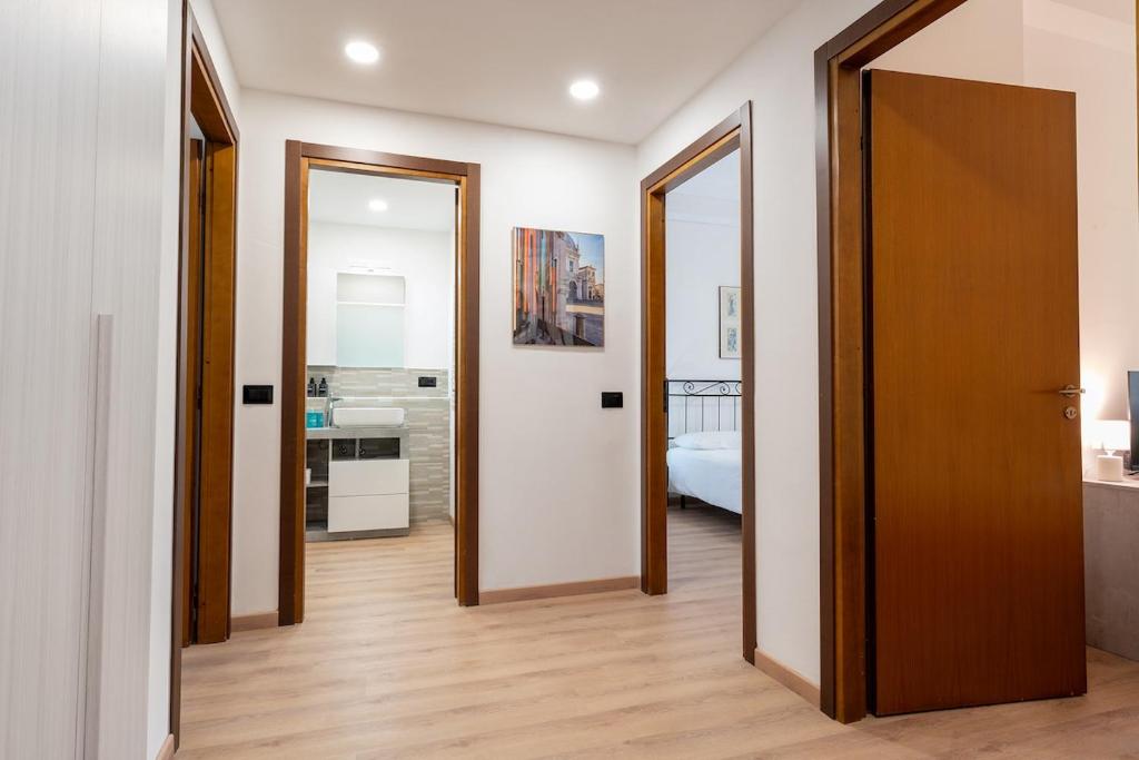 2 min Metro - Sleeps 7 - 2 BR - 2 baths - 5