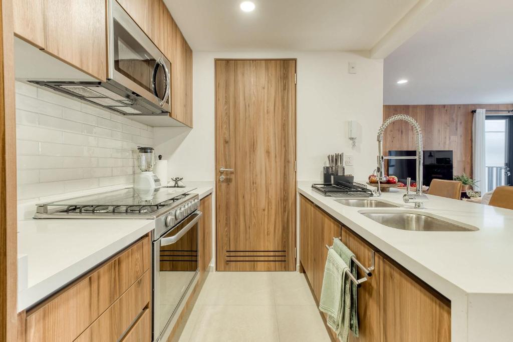 Luxury 2 BR Condo - Rooftop Pool with City View - 4