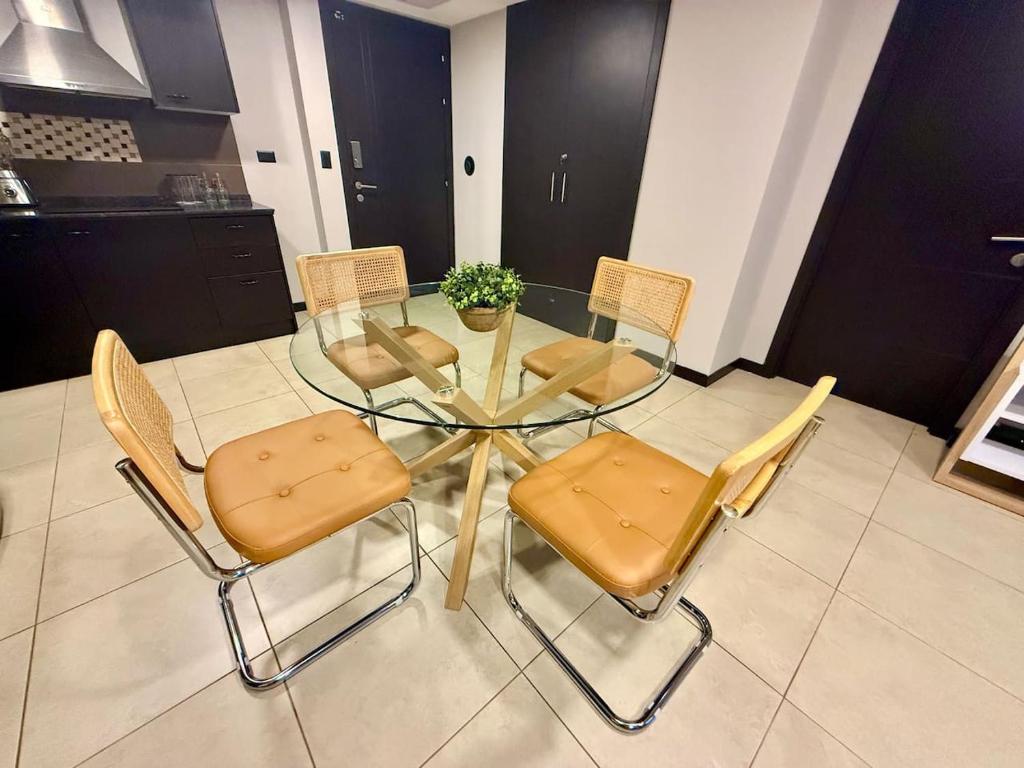 Stylish 2BD Condo with River View - 5