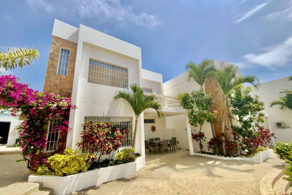 Gorgeous Beach house 3BD Pool and BBQ - 3