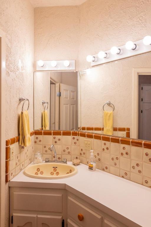 2BR stay with patio & open-air dining - 4