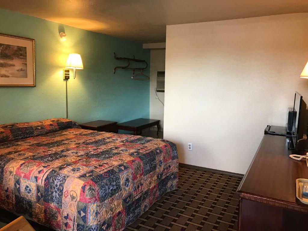 HWY Express Inn & Suites photo