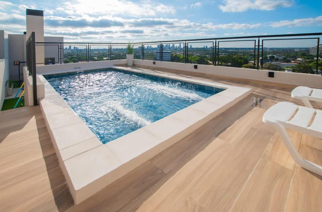 Comfy Apt w Pool & Coworking - 4