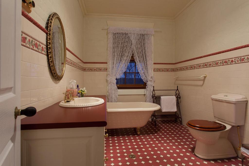 Rawson's Retreat - Five Bedroom Home - Walk CBD - Includes Breakfast photo