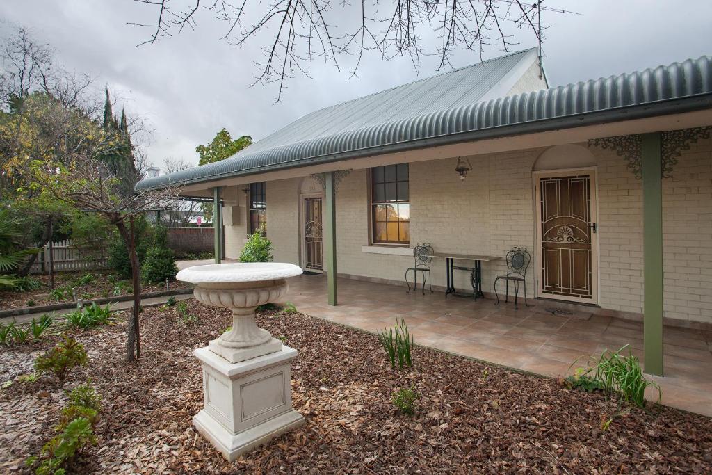 Rawson's Retreat - Five Bedroom Home - Walk CBD - Includes Breakfast photo