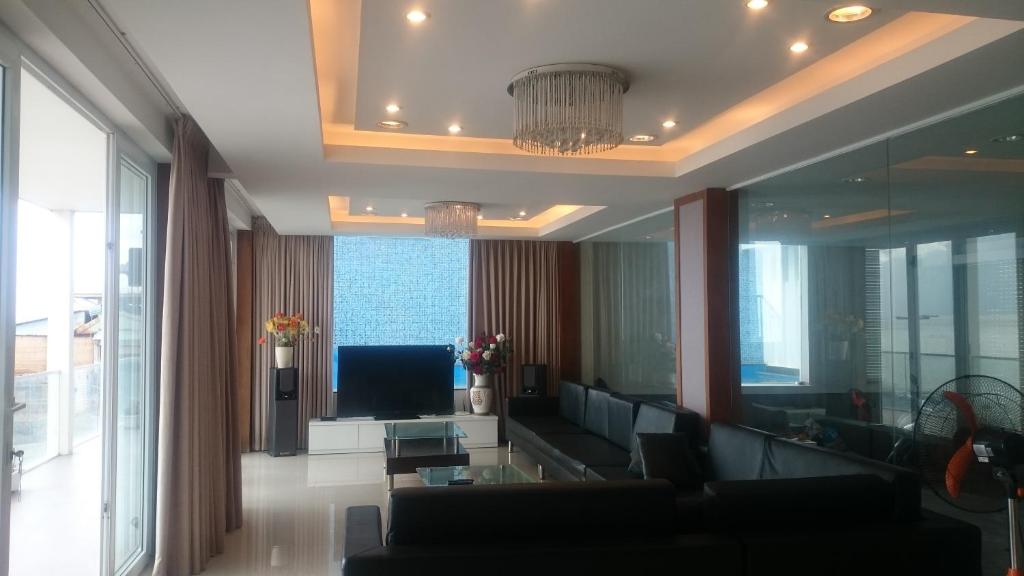 Shared lounge/TV area