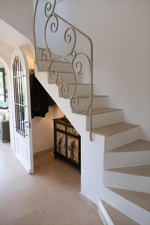 Vivez la douceur de Mougins : une maison pleine de charme pour des moments de partage - 4