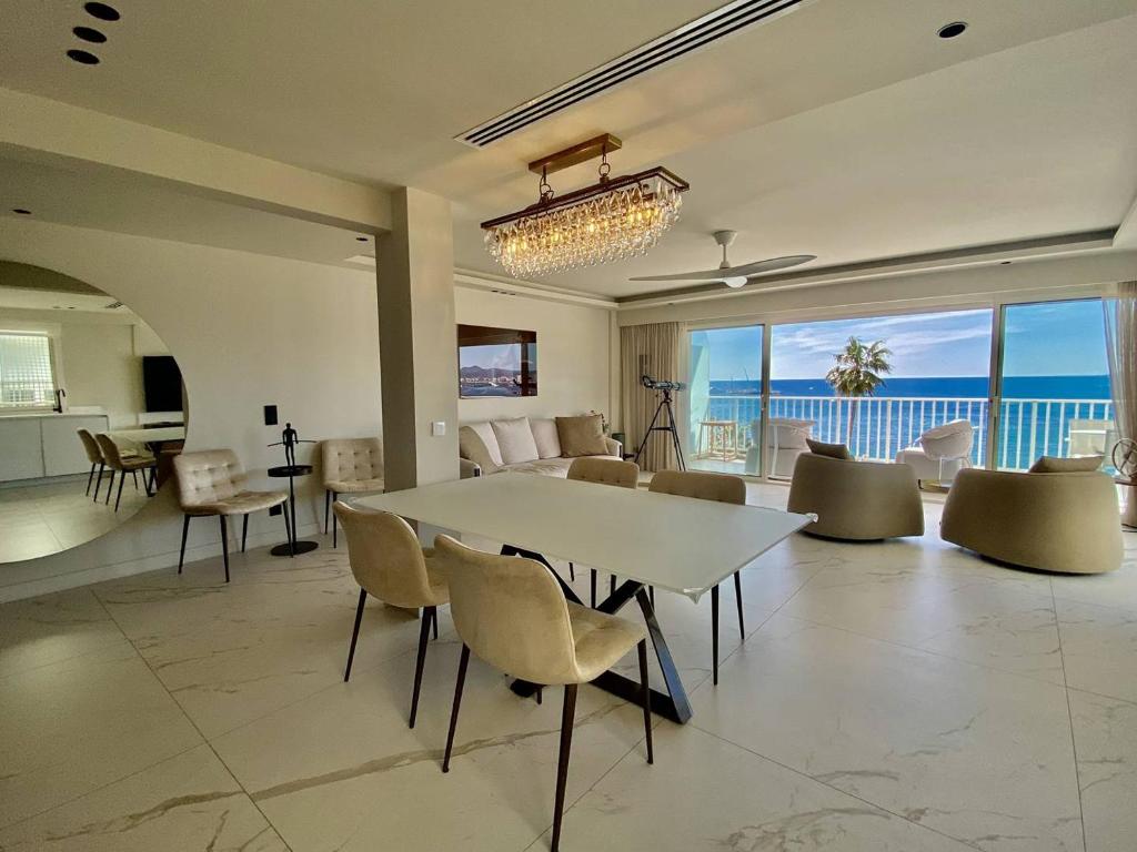 Cannes La Croisette - Magnifique 4 P face mer terrasse - 3