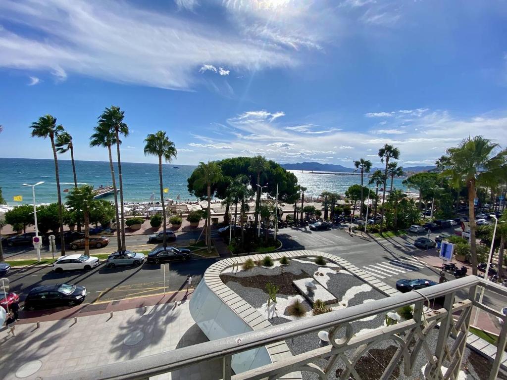 207 - Cannes La Croisette- Studio 1ère ligne face mer avec balcon - 4