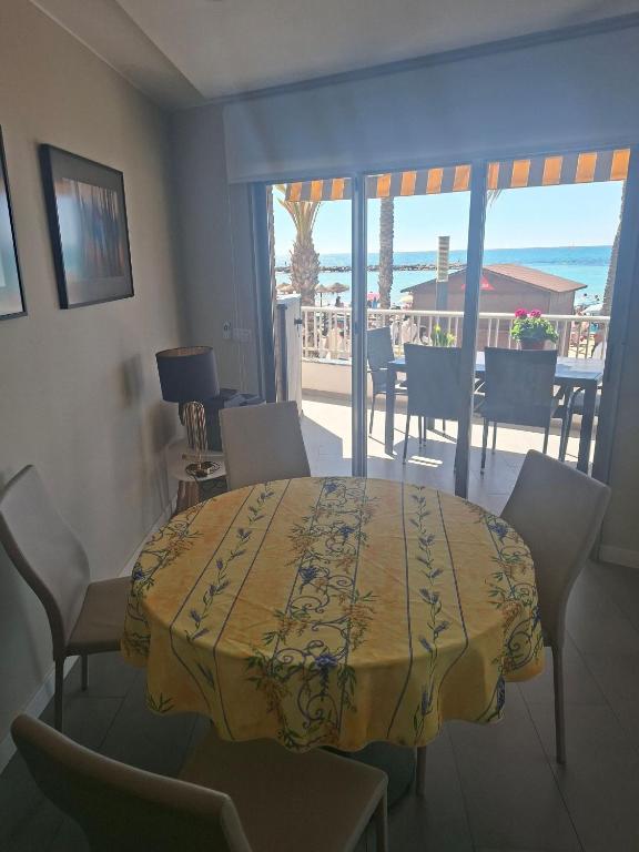 A beautiful beachfront flat for 4 people with a lovely terrace overlooking sea - 5