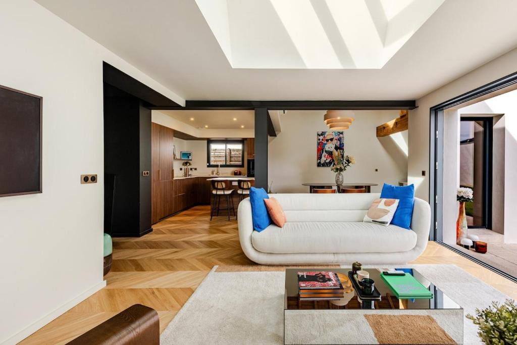 Bright architectural house, beach and center within walking distance - 2