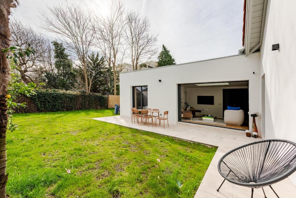 Bright architectural house, beach and center within walking distance - 3