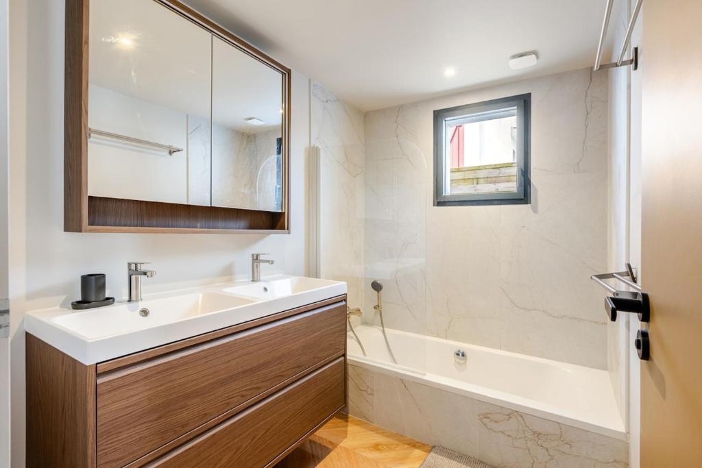 Bright architectural house, beach and center within walking distance - 5