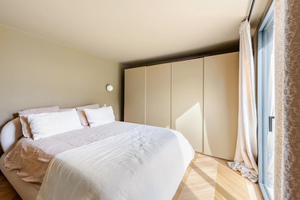 Bright architectural house, beach and center within walking distance - 4