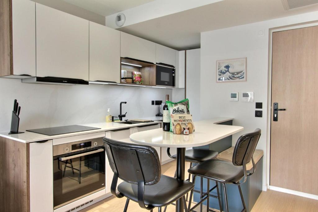 Apartment 1BD near Eiffel Tower with AC, balcony, lift - 5
