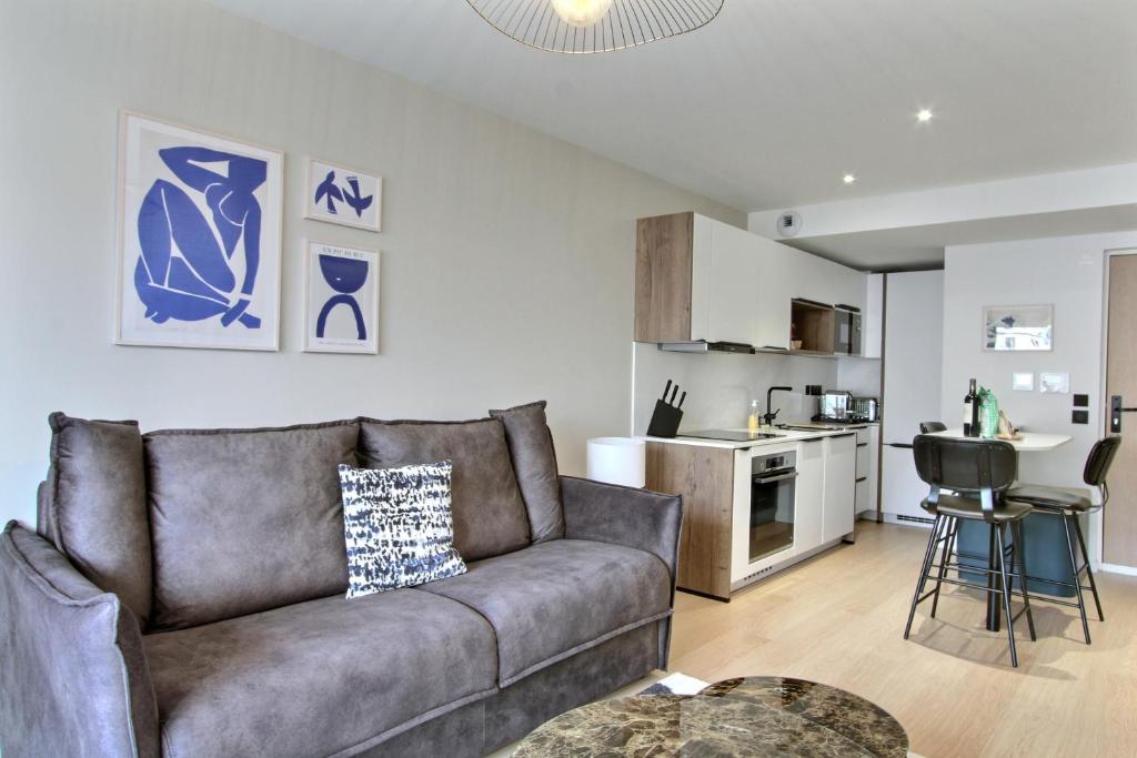 Apartment 1BD near Eiffel Tower with AC, balcony, lift - 3