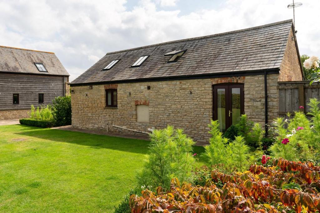 Coursehill Barn exterior — pet-friendly barn conversion in the Cotswolds