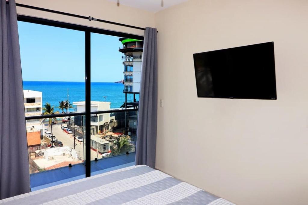 Departamento con 2 recámaras alberca y balcón frente al mar - 2