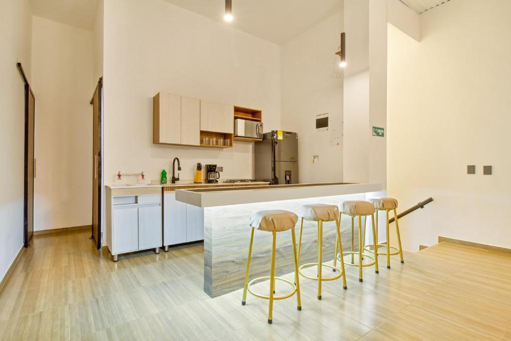 Massive Jacuzzi - 6 Bedroom with Private Bathroom - 1 block from LLeras P11 - 4