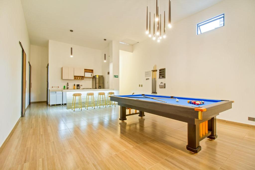 Massive Jacuzzi - 6 Bedroom with Private Bathroom - 1 block from LLeras P11 - 2