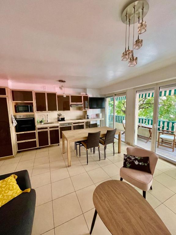 Bright Apartment - 2 Min Walk to Beach - 2