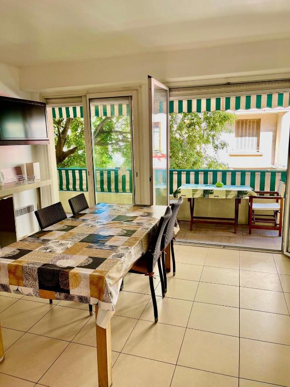 Bright Apartment - 2 Min Walk to Beach - 3