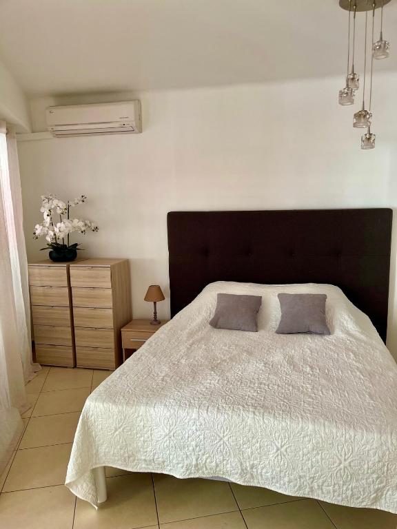 Bright Apartment - 2 Min Walk to Beach - 4