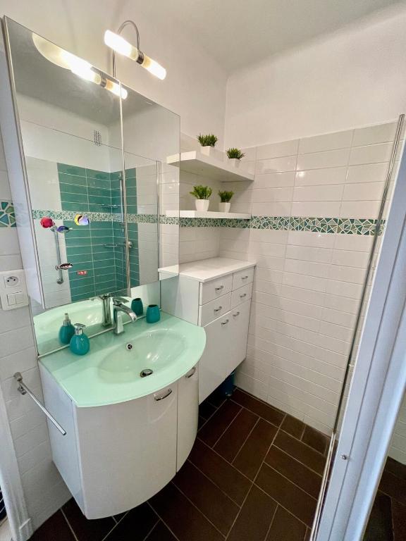 Bright Apartment - 2 Min Walk to Beach - 5