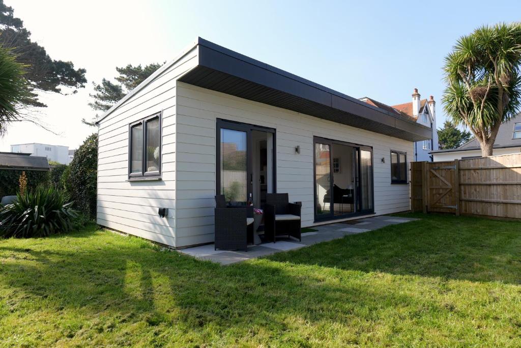 Villa Maria Southbourne garden lodge — pet-friendly accommodation in Bournemouth