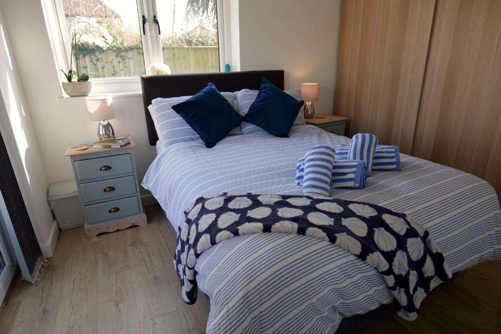 Villa Maria Southbourne - 2 Mins to Beach - Coastal - Dog-Friendly - Modern Luxury - Large Private G - photo 2