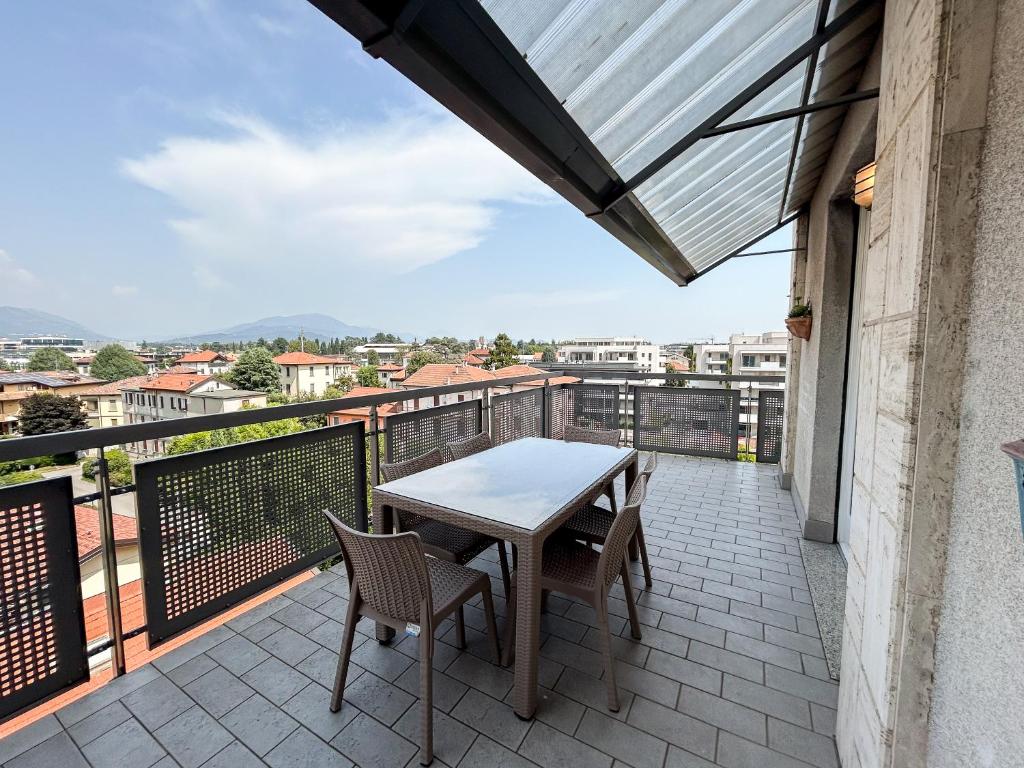 SkyLoft Bergamo - Attico Chic con Panorama Unico - 4